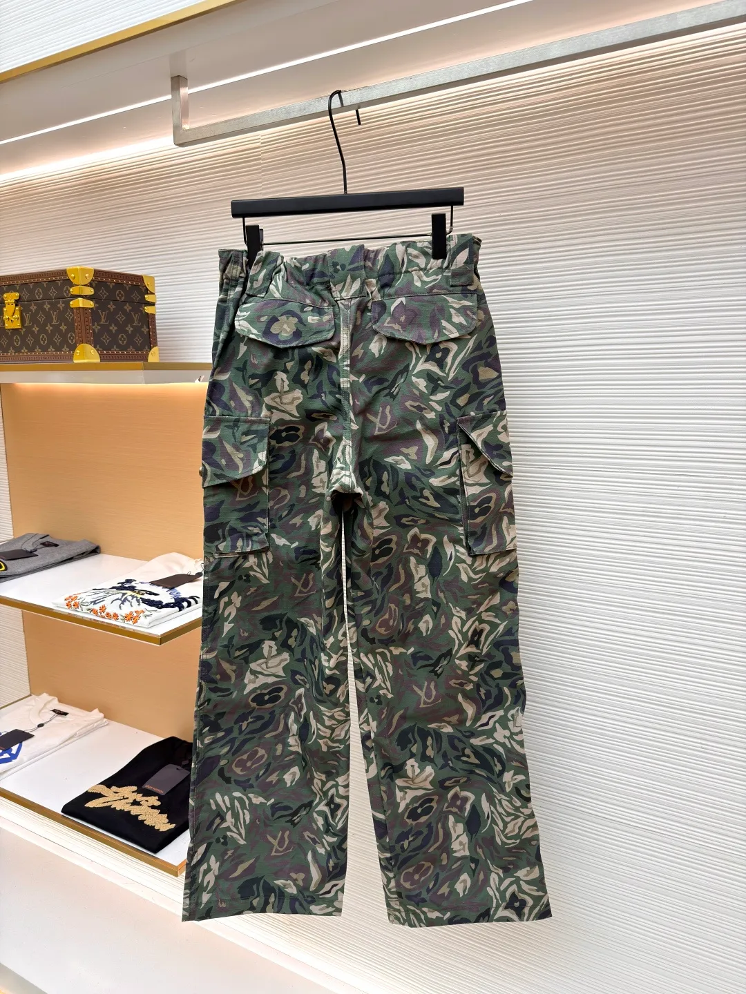 LOUIS VUITTON patch pocket overalls ●Original version: purchased and developed for 15700 ●Item number: 1681396-B70 ●Fabric: combed cotton fabric ●Technology: stone-ground light fermentation ●Color: camouflage ●Version: fitted version ●Weight: about 825 grams ●Size: 46-48-50-52 ●Description: Customized dark olive green double-sided yarn-dyed combed cotton, as warm as cotton, comfortable and close to the skin Jungle twilight, camouflage poetry, makes green transcend the boundaries of seasons and styles. It touches people's hearts with the depth of color. The patch embellishes the left pocket and becomes a low-key medal. LV's iconic Monogram disappears into the camouflage canvas, hiding the brand gene into the wild totem. Function first, aesthetics follows. Use the three-dimensional pockets on both sides as the skeleton to reshape the advanced form of pragmatism. A sense of luxury exuded from the inside out. A stunning work in the fashion feast, direct glaze spraying through high-precision digital nozzles and intelligent color management systems. Directly print the pattern on the surface of the fabric in a point-to-point manner. Turn the pattern into a flowing glaze and touch the texture of the fabric. Let the pattern have a visual impact and ergonomic three-dimensional cutting. Return to the traditional craftsmanship through segmentation, folding, shrinking, and stretching techniques. The so-called slow work produces fine work, which is the respect for the material. The pursuit of feel. The workmanship is complex and tedious. Slow aging. High loss, stone grinding light fermentation ➕ pulling, bleaching and softening. Through the mutual friction between pumice and clothing. Produce wear and fading effects on the surface of denim by combining pulling and bleaching to produce a certain texture and stretch effect on the clothing while bleaching. The overall wiring is straight and delicate, the fabric is comfortable and soft, and the color is consistent without color difference. It can be matched with the same style to create a fashionable look and control various occasions. Customized accessories, complete with three standards, same style for men and women!